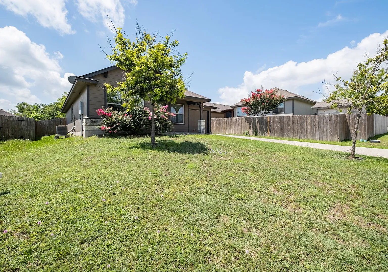 Convenient 3 Bedroom, 2 Bath Home in Jarrell w/ 1-Car Garage — Photo 3