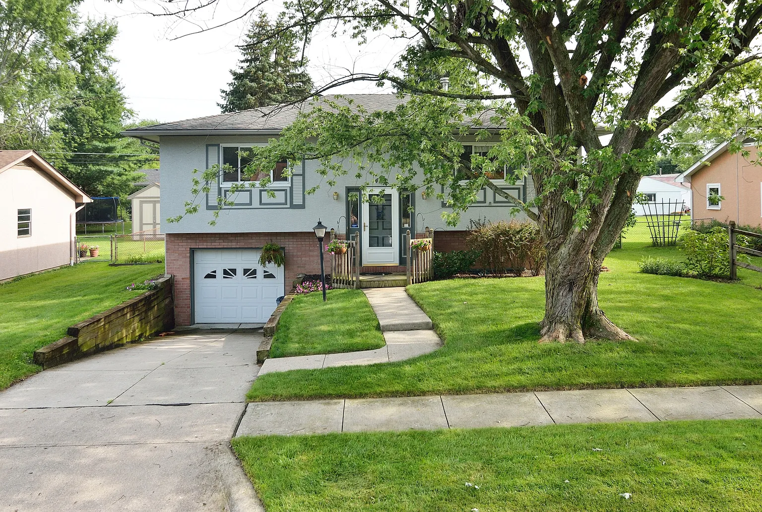 433 Denwood Dr S photo 1