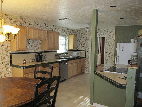 3rd image of 101 Pebble Creek St