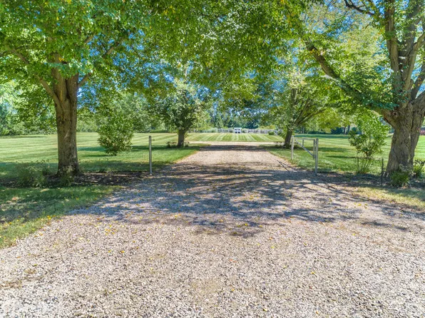 11 Barrington Hills Rd, Barrington, IL 60010