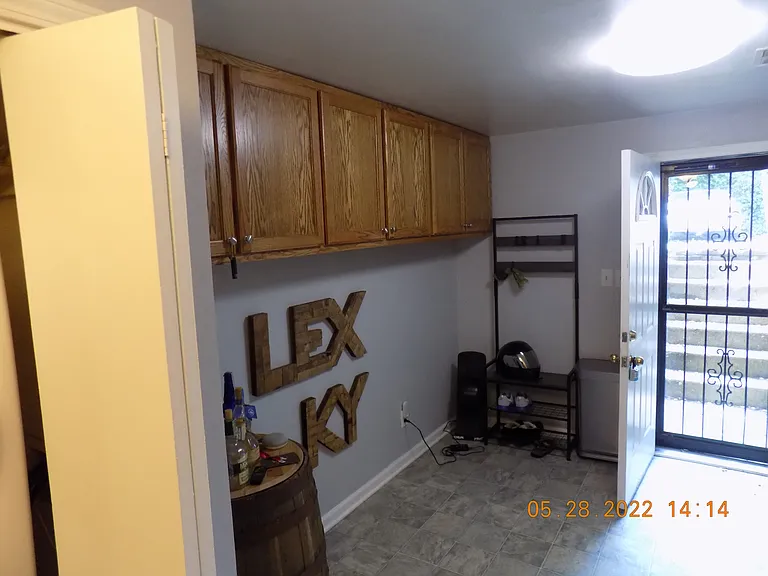 566 W Short St #C — Photo 4