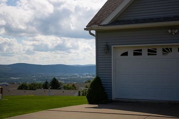 3rd image of 50 Rose Ln