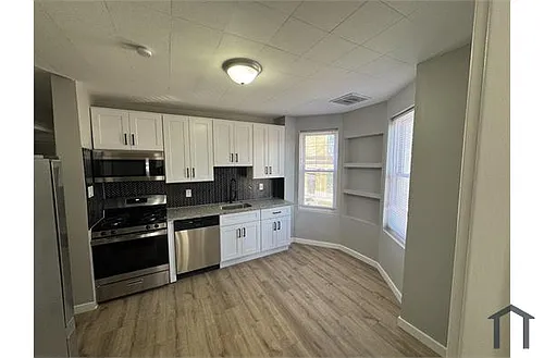 4670 James St Photo 1