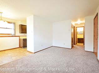 600 8th St SW APT 2, Minot, ND 58701