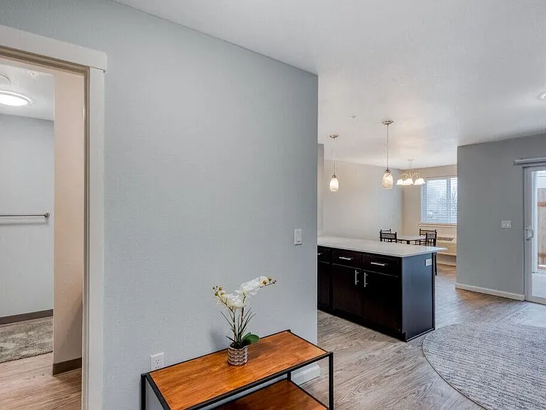 Queen Court Apartments — Photo 28