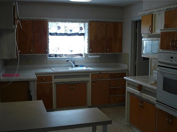 5th image of 524 SW 62nd Ter