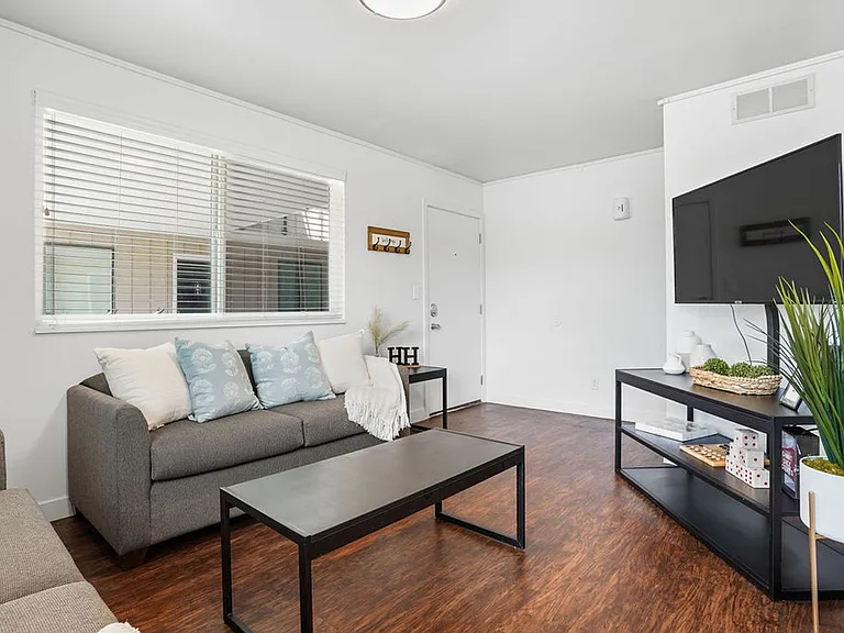 STUDENT HOUSING - MUST BE 18-30YRS OLD — Photo 3