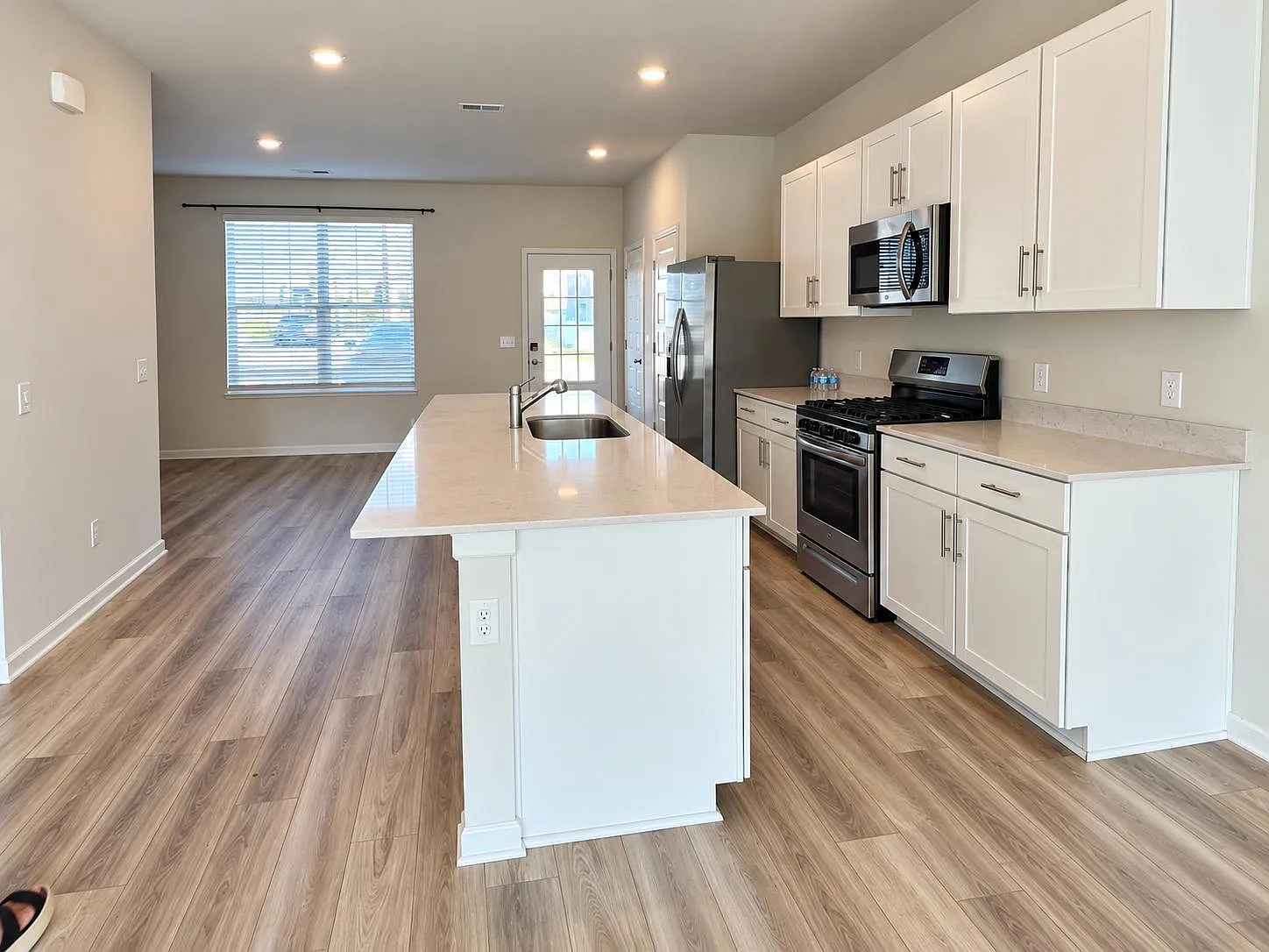3 bed, 2.5 bath, 1440 sqft, $1,900 — Photo 3