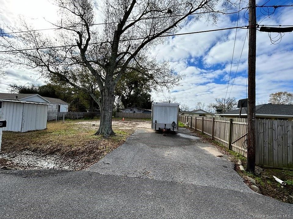2nd image of 714 Manuel Rd