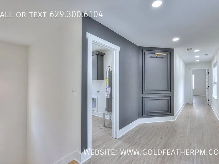 402B E Trinity Ln — Photo 30