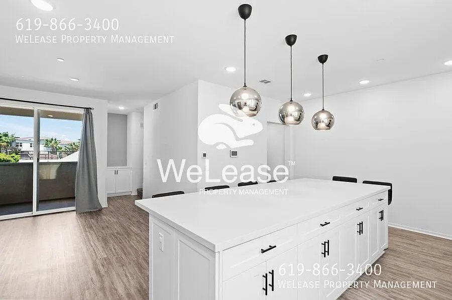 Modern 2 bd, 3 bth apartment in gated community! — Photo 3
