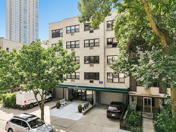 2nd image of 555 W Stratford Pl #0B-1Ba