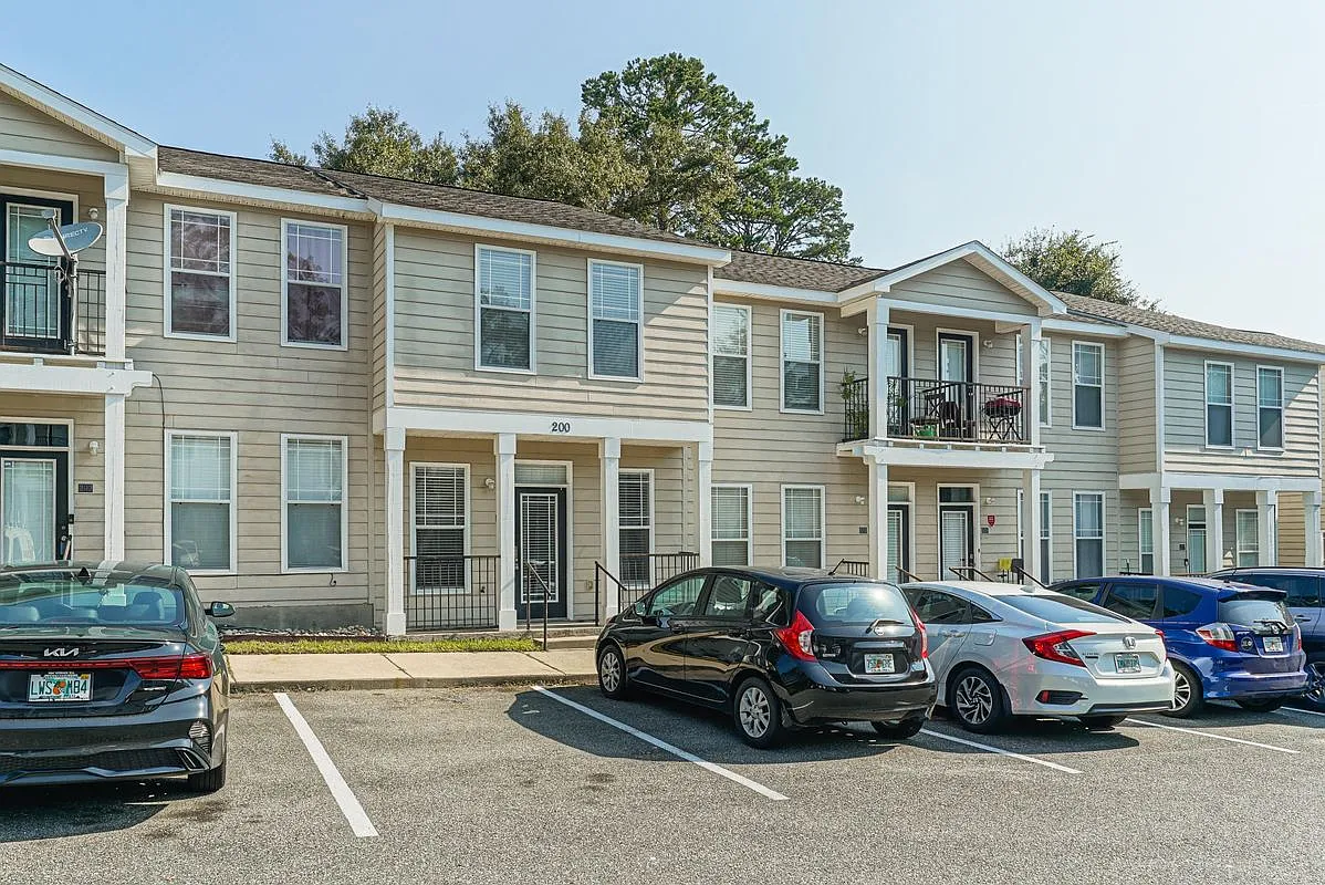 3 bed, 3.0 bath, 1353 sqft, $1,600 — Photo 1