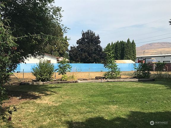 Huge backyard to keep or develop >