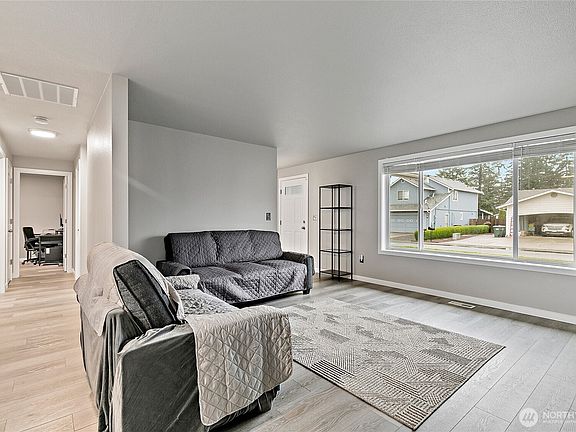 5th image of 13713 2nd Avenue Ct E