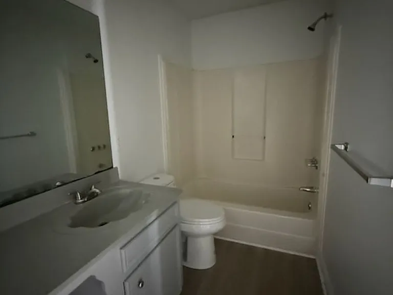 Stonehenge Apartments — Photo 17