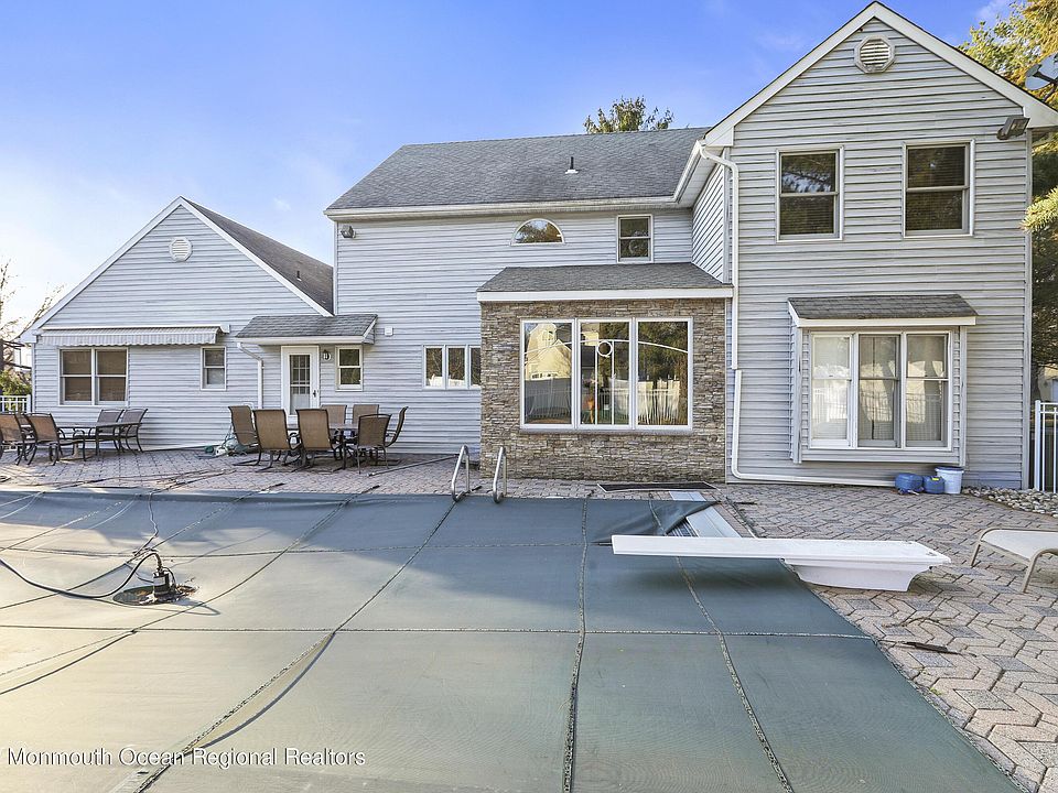 1st image of 4 Lakeview Dr