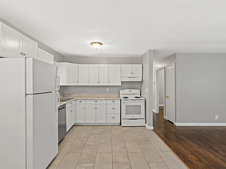 328 Harvard Dr — Photo 3