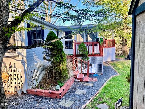 4th image of 217 Village Dr W