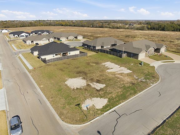 4th image of 700 Sugar Mill Ct