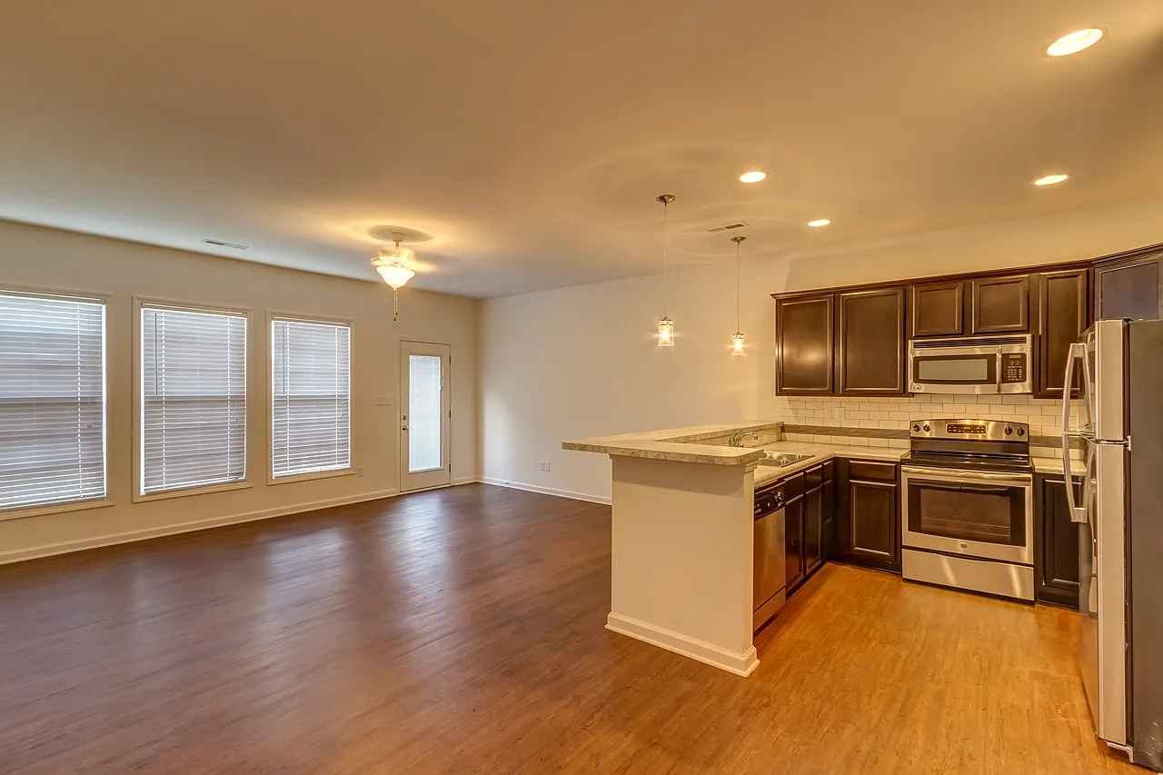 Savannah Oaks Townhomes — Photo 3