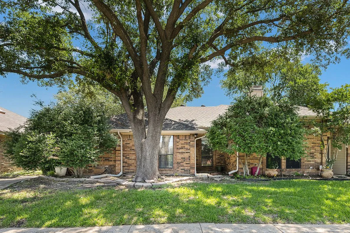 3 bed, 2.0 bath, 1360 sqft, $2,150 — Photo 1