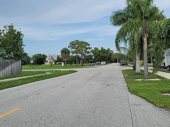 4th image of 597 NW 19th Ter