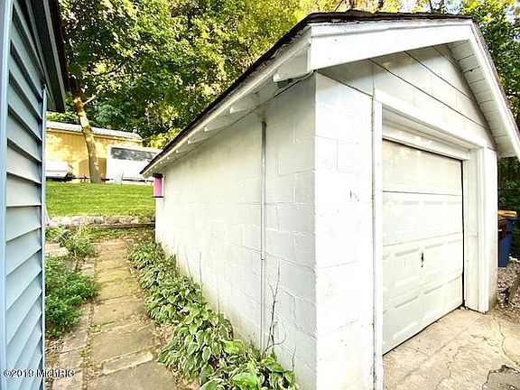 4th image of 806 Prospect Ave NE