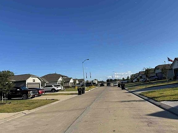 Exterior Neighborhood (street photo)