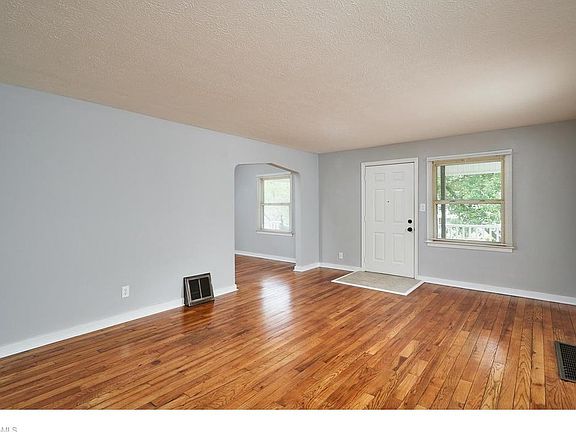 4th image of 1573 Oakwood Ave
