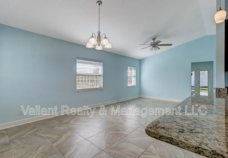 2110 3rd St — Photo 6