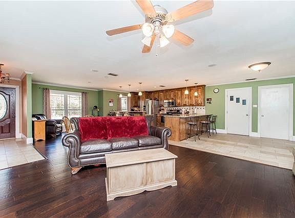 4th image of 121 Jackson Cir