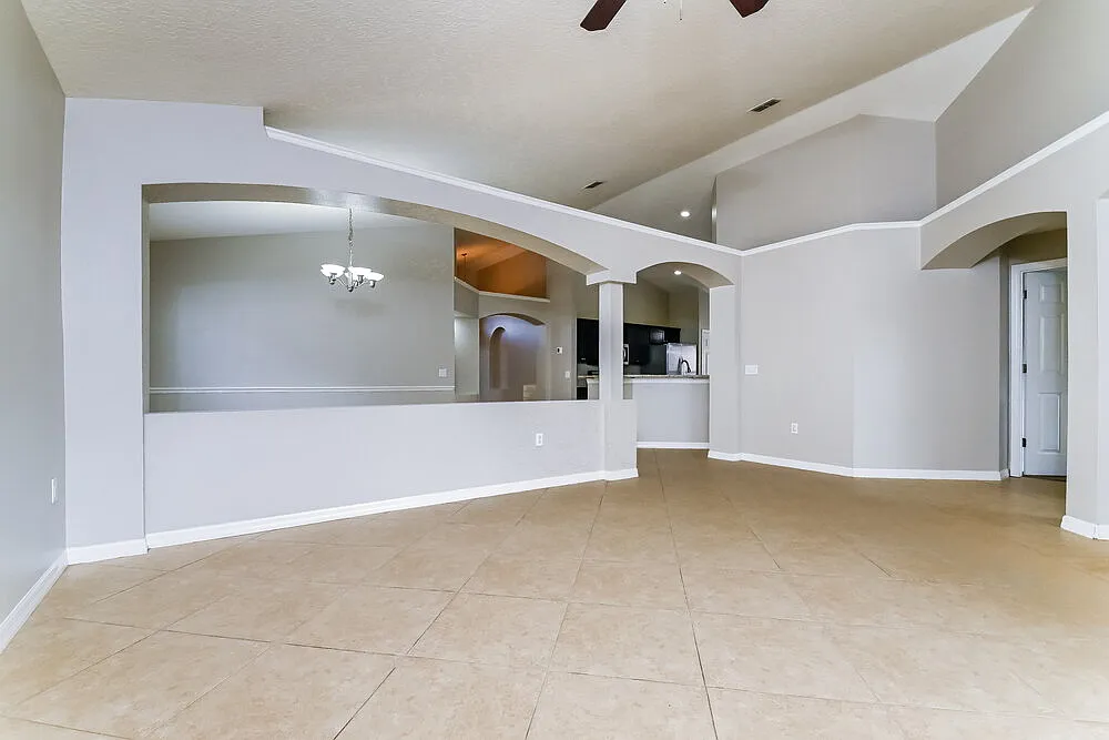 3 bed, 2.0 bath, 1833 sqft, $2,010 — Photo 4