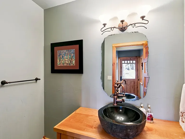 458 Center St — Photo 32