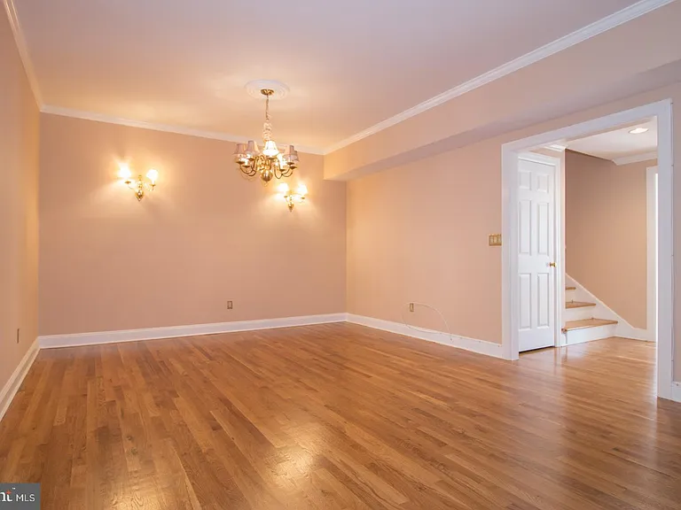 42 Governors Ln — Photo 2