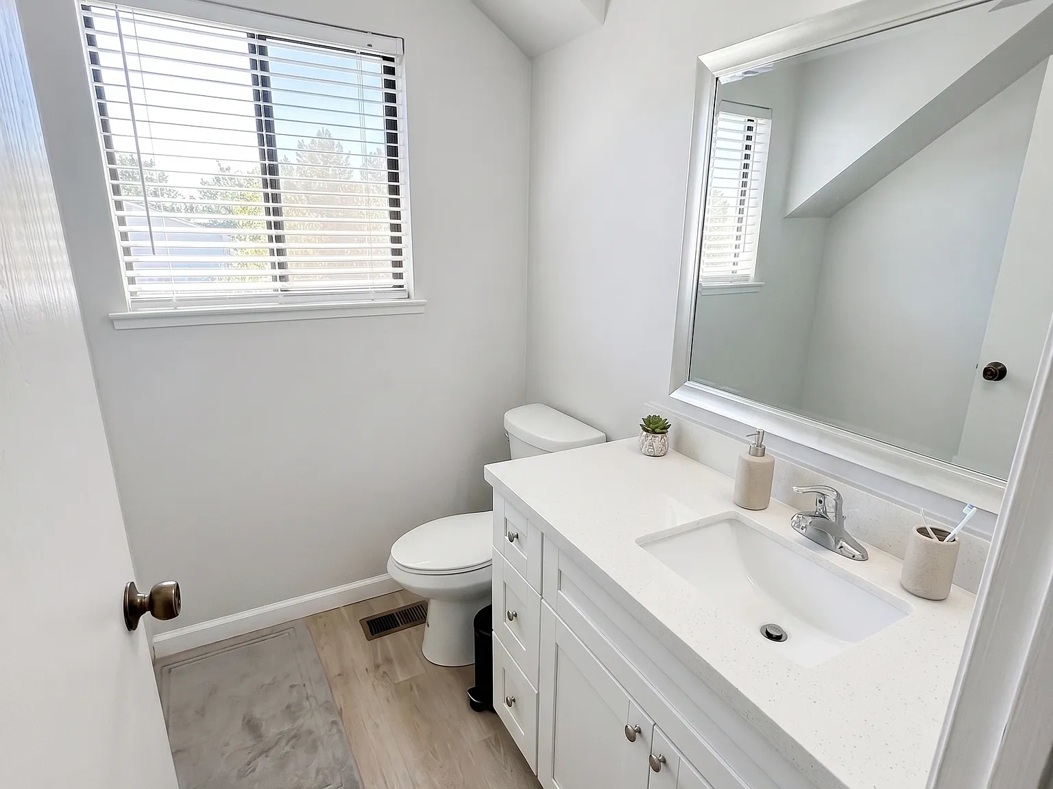 2 bed, 1.5 bath, 1001 sqft, $3,300 — Photo 4