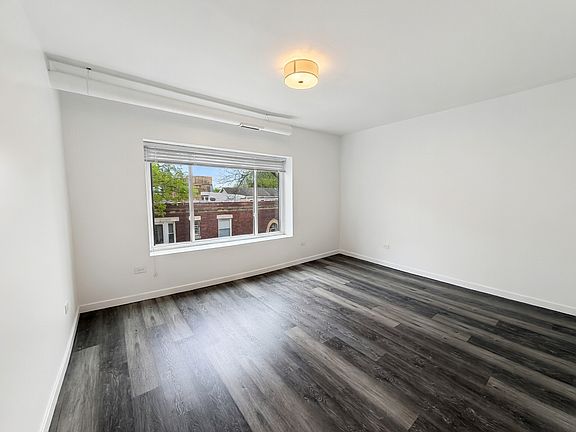 4th image of 1704 W Glenlake Ave #3