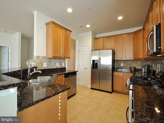 4th image of 10 Ludington Ln