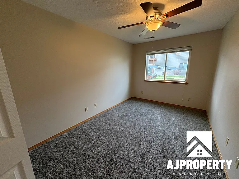 925 S Newcomb Ave — Photo 6