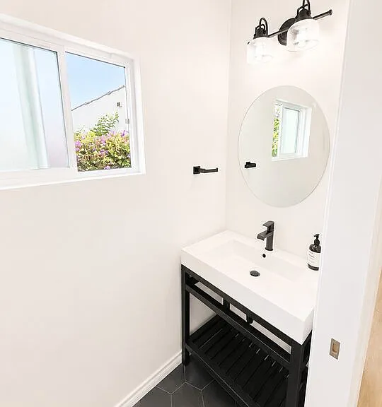 1636 Courtney Ave — Photo 10