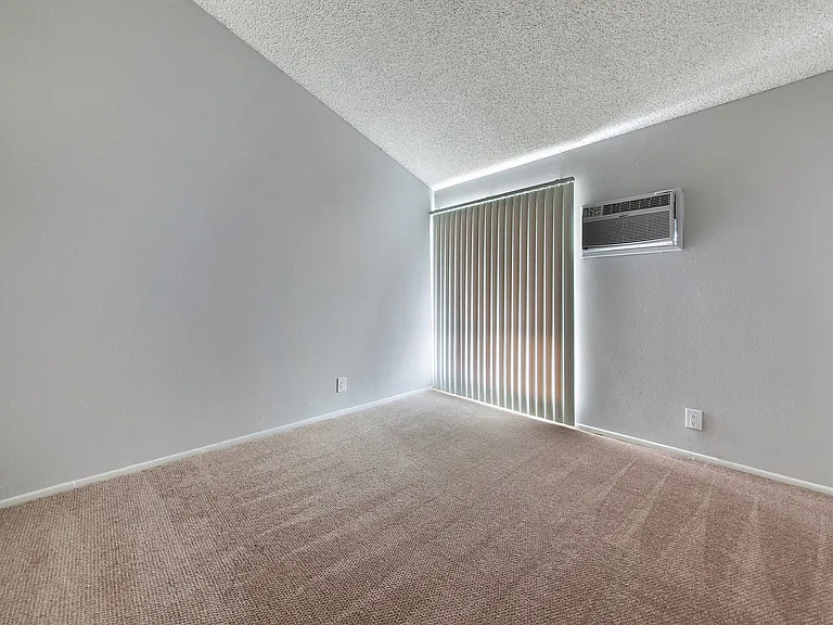 5830 Reseda Boulevard — Photo 87