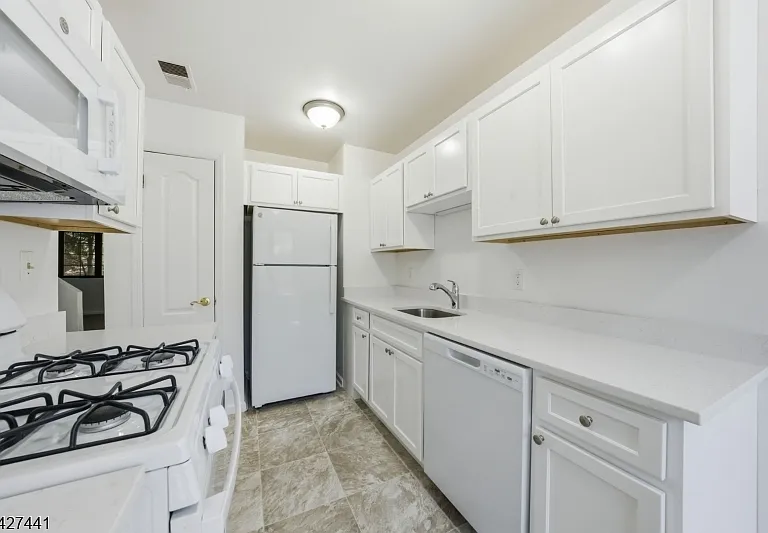 11 Deer Hill Ct — Photo 6