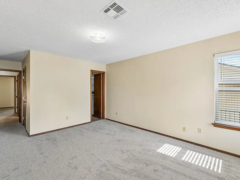 208 Hudson Pl — Photo 17
