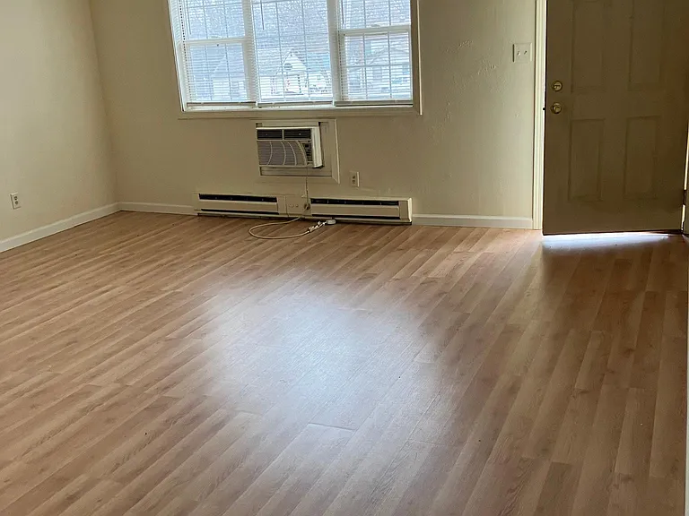 315 N Ottawa Ave — Photo 2