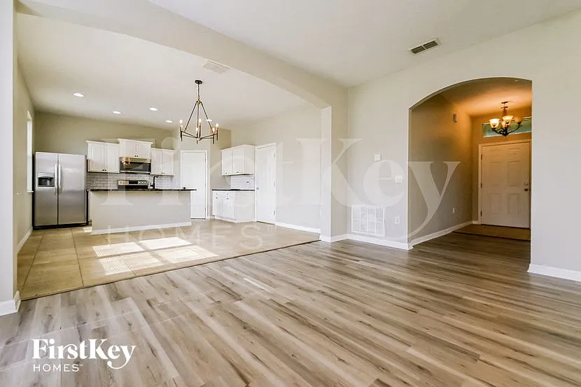 4 bed, 3.0 bath, 2231 sqft, $2,575 — Photo 4
