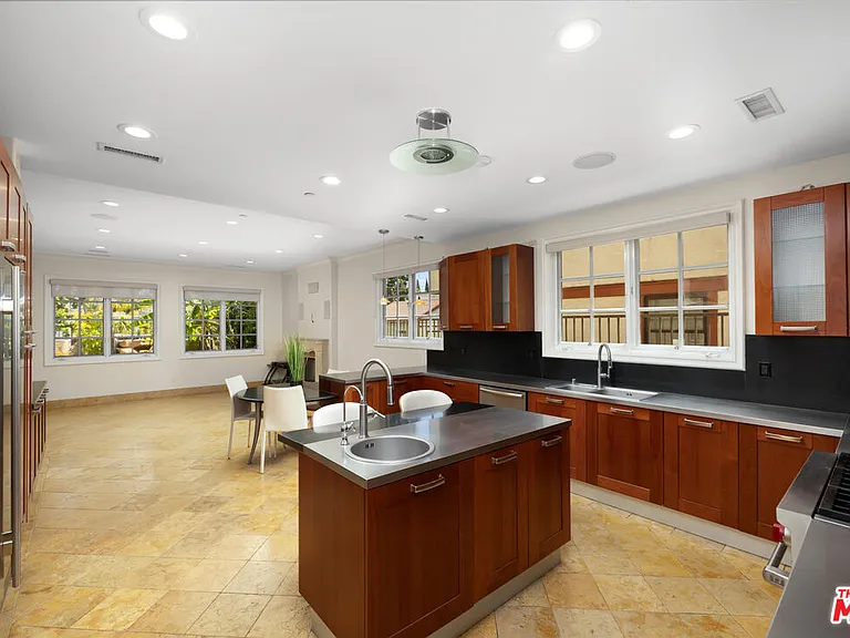 314 N Palm Dr — Photo 39