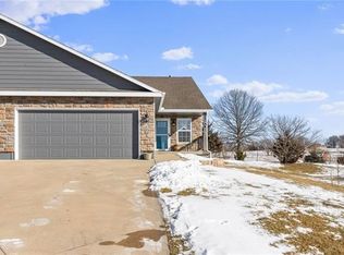 161 S Whilshire Dr, Tonganoxie, KS 66086