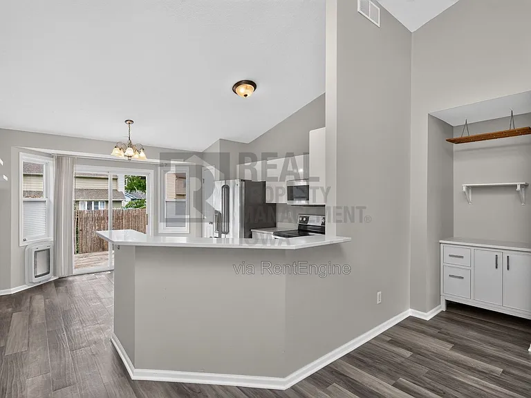 1229 E 18th St — Photo 9