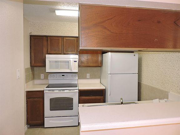 5th image of 17401 Red Oak Dr APT 104