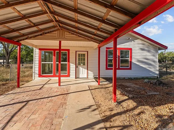 1224 Plum St, Floresville, TX 78114